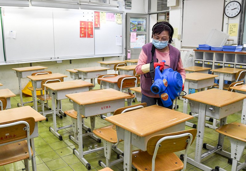 Alle Grund-, Mittel- und Oberschulen in Taiwan werden nach den Winterferien am nächsten Montag wieder beginnen. Vorher sollen 4346 Schulen inselweit desinfiziert werden.